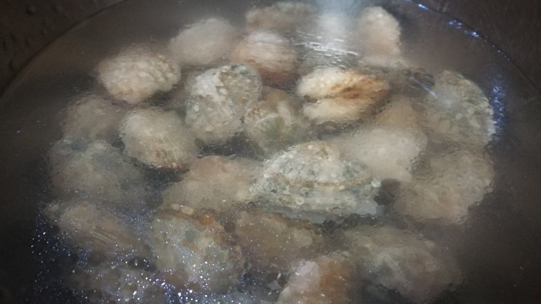 微波炉美食+花蛤蒸蛋,吐沙后 倒掉脏水 好好冲洗