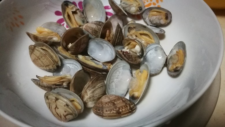 微波炉美食+花蛤蒸蛋,把花蛤放在盘子里
