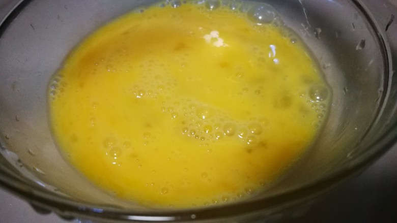 微波炉美食+花蛤蒸蛋,把鸡蛋打散