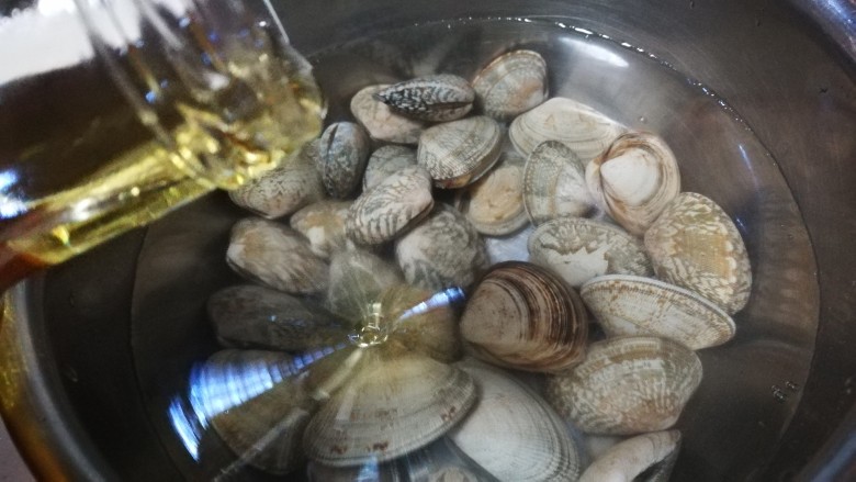 微波炉美食+花蛤蒸蛋,泡在水中 地几滴油 让它们吐沙