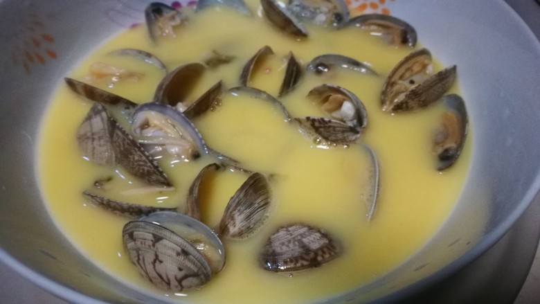 微波炉美食+花蛤蒸蛋,把蛋液倒入盘中