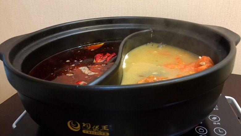 一锅俩用,清汤鲫鱼,辣汤重庆火锅,将煮好的鲫鱼汤放另一边电陶炉开火