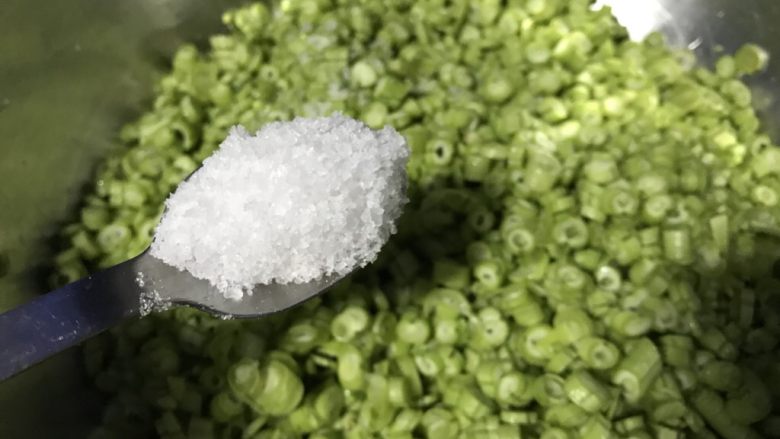 黑胡椒豇豆菜圃蛋,加入一小匙盐,拌匀。