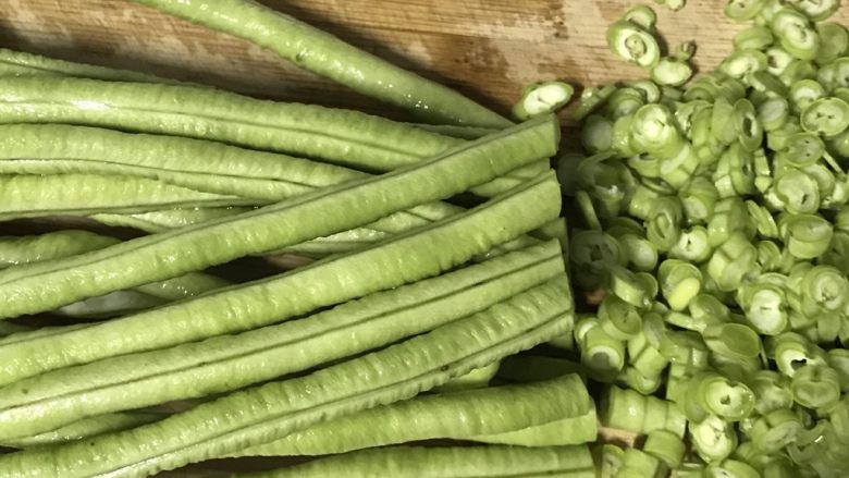 黑胡椒豇豆菜圃蛋,菜圃蛋的菜都要切末。