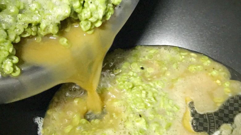 黑胡椒豇豆菜圃蛋,锅底热油,倒入搅拌好的豇豆末蛋液。