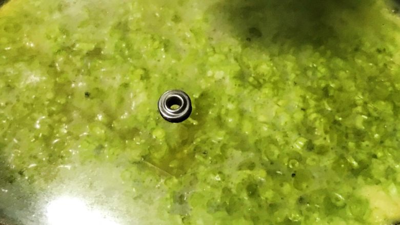 黑胡椒豇豆菜圃蛋,小火,盖上盖子,焖,看表面渐渐凝固。