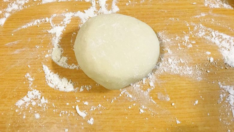 葱油饼,剩的饺子面,揉成光滑面团。