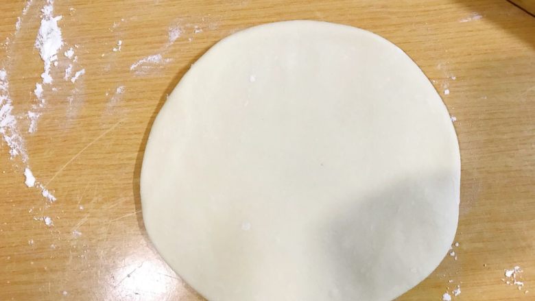 葱油饼,解冻好的面团揉光滑,擀成薄片。
