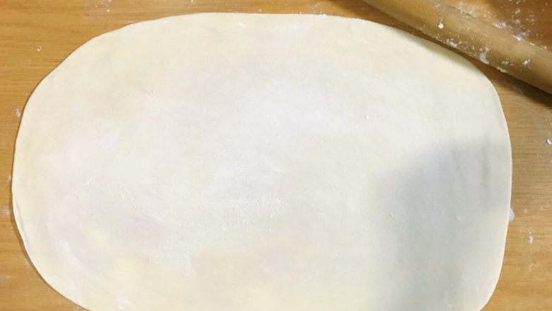 葱油饼,底部铺上干粉,擀成长方形。