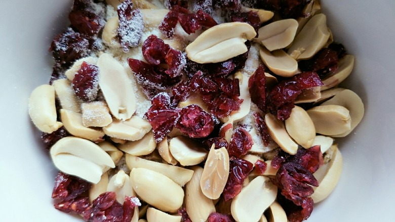 微波炉美食+雪花酥,除<a style='color:red;display:inline-block;' href='/shicai/ 581'>饼干</a>之外的三种材料混合在一起备用