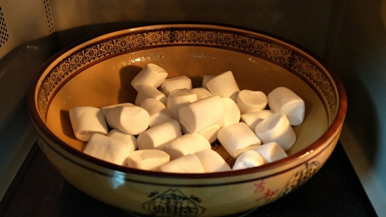 微波炉美食+雪花酥,把<a style='color:red;display:inline-block;' href='/shicai/ 6083'>棉花糖</a>放进去,高火一分钟