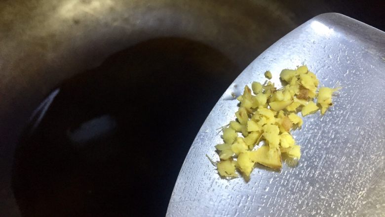 香甜南瓜虾米黄金饭,油温稍微升高放入姜末(中高火)