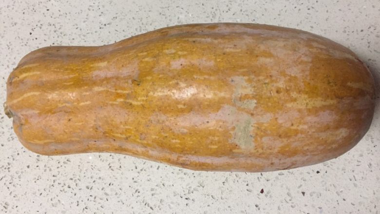 香甜南瓜虾米黄金饭,买了一个枕头南瓜,外婆告诉我南瓜要看起也老,皮越硬,就越香甜