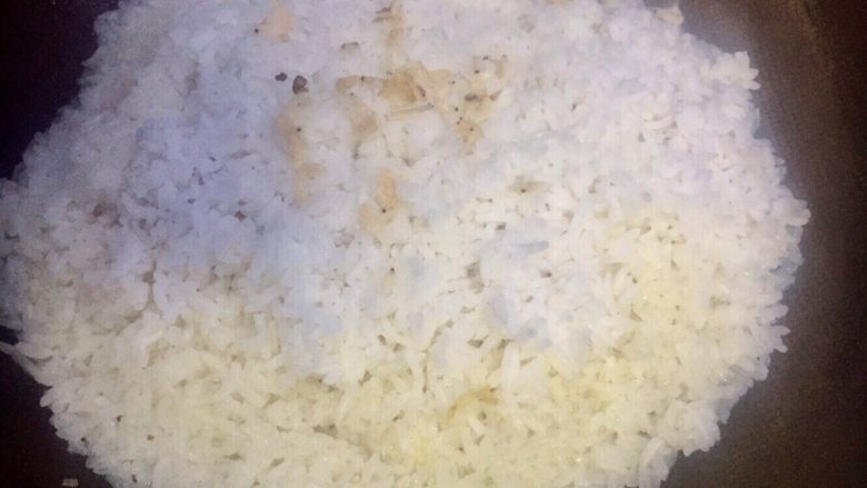 香甜南瓜虾米黄金饭,8分钟后水干了,听到锅里吱吱响