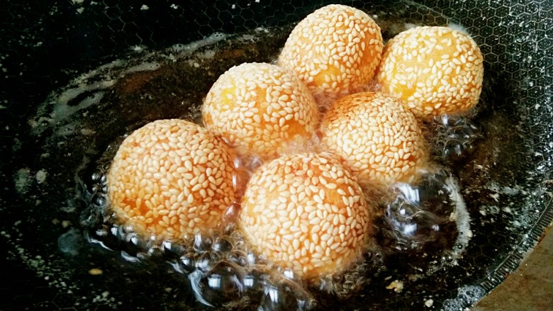 换个方式吃牛奶,锅里放入适量的油,油温七八成热,下丸子下锅炸