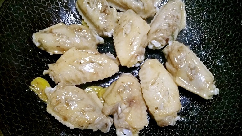 天冷一锅端――咖喱鸡翅饭,锅里烧热,倒少许油,下鸡翅、<a style='color:red;display:inline-block;' href='/shicai/ 37'>姜</a>片,小火煎至皮有点焦黄,出油