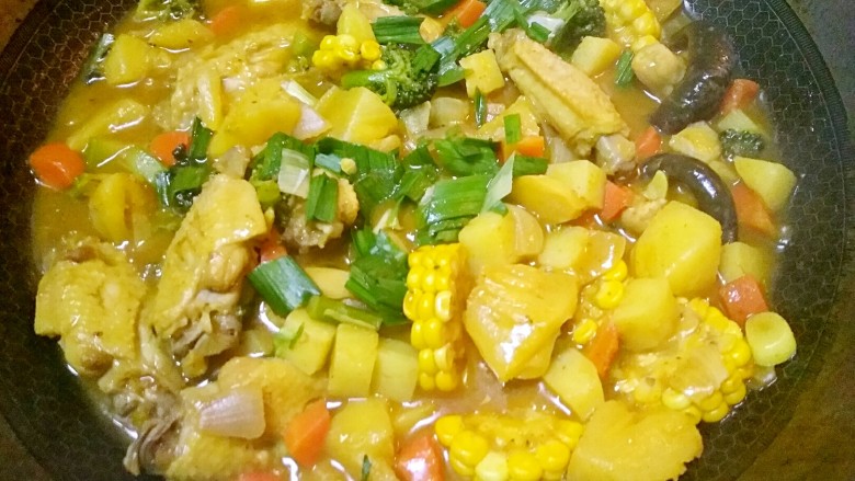 天冷一锅端――咖喱鸡翅饭,想吃咖喱汁多一点就可以早点关火,反之就煮久一点,把咖喱汁熬得浓稠一点再关火,再撒上<a style='color:red;display:inline-block;' href='/shicai/ 3729'>白糖</a>,葱花加盖焖上几秒钟即可