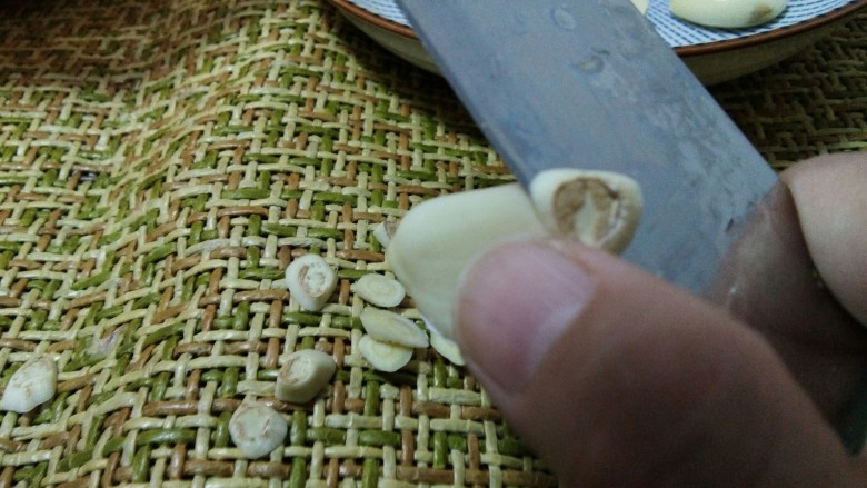 不用等到腊八就让你吃上――腊八蒜,用小刀把大蒜的底部,薄薄的削去一层