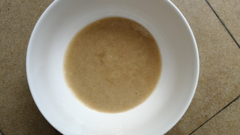 香蕉溶豆,香蕉用勺子捣烂后,用勺背碾压通过筛网过筛,成细腻的泥状