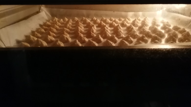 香蕉溶豆,挤溶豆的时候同时100度预热烤箱,挤好后立即送入烤箱中层100度烘烤60分钟左右