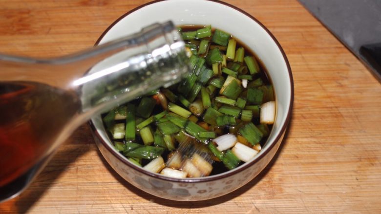 小葱烧芋头 芋头我要吃咸的,<a style='color:red;display:inline-block;' href='/shicai/ 718'>料酒</a>2大勺,这个小碗半碗的样子。