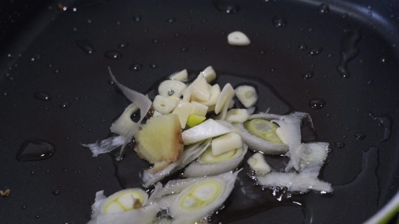 小葱烧芋头 芋头我要吃咸的,热锅凉油,油温上来下葱姜蒜爆香。