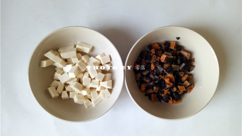 海参豆腐羹,嫩豆腐切小方块;海参切丁;