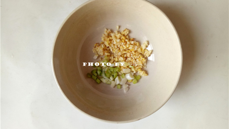 海参豆腐羹,备好姜末、蒜末、葱花;