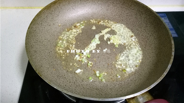 海参豆腐羹,放入姜末、蒜末、葱花炒香;