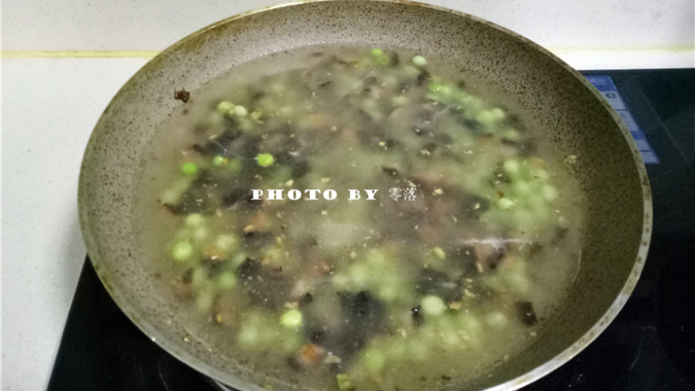 海参豆腐羹,倒入清水;