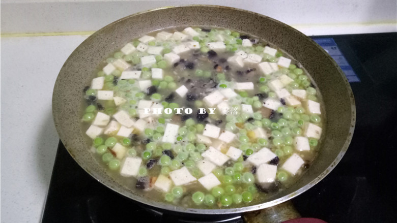 海参豆腐羹,放入嫩豆腐,大火煮开转中火;