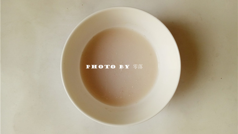 海参豆腐羹,淀粉同适量清水混合,搅拌均匀;