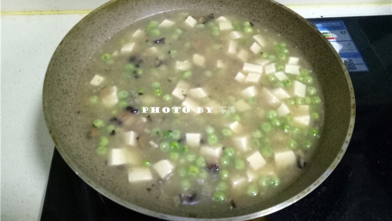 海参豆腐羹,食材煮熟后,调入盐,搅拌均匀;再调入水淀粉,迅速搅拌均匀后,关火;
