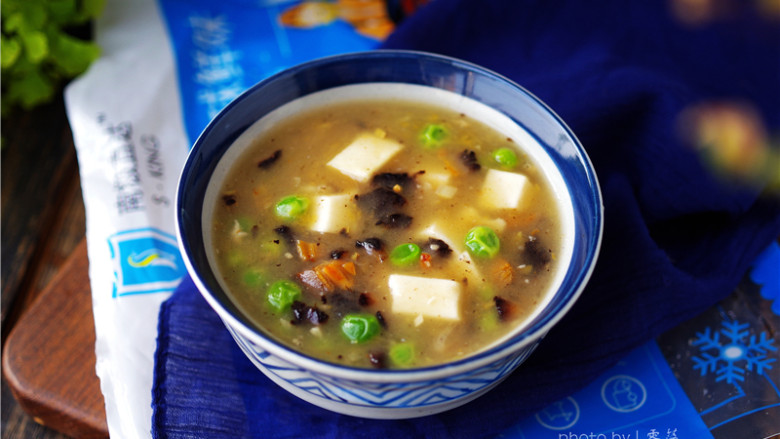 海参豆腐羹,将食材盛出;【海参豆腐羹】做好啦。