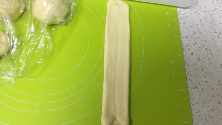日式牛奶面包卷,再次擀扁,宽度要一致