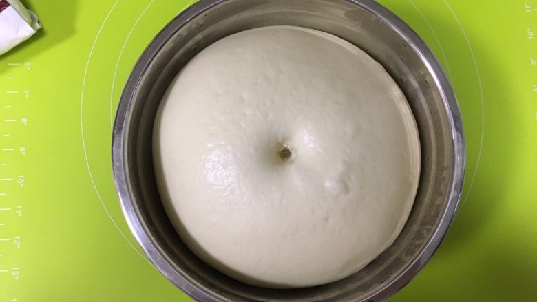 日式牛奶面包卷,发酵到原面团的2-2.5倍,用手指沾面粉戳一下,面团不会回缩即可