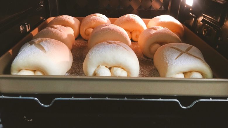 日式牛奶面包卷,烤箱提前预热160度,上下火,烤25分钟,中途要观察面团颜色,上色以后加盖锡纸,完成后再焖3分钟出炉
