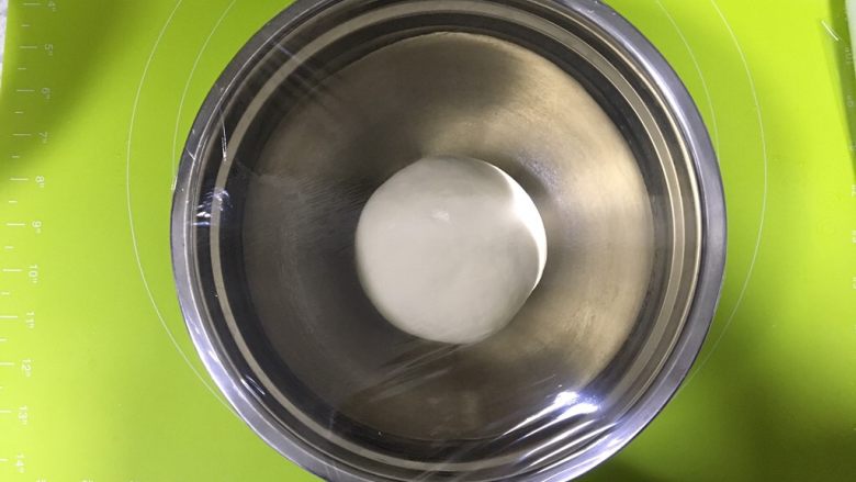 日式牛奶面包卷,把面团滚圆放入容器内,盖上保鲜膜,放冰箱冷藏17小时以上
