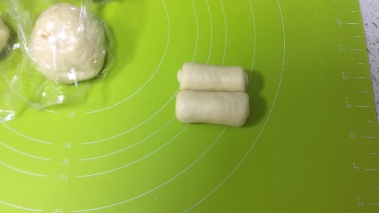 日式牛奶面包卷,卷紧,每一个面团都如此卷好