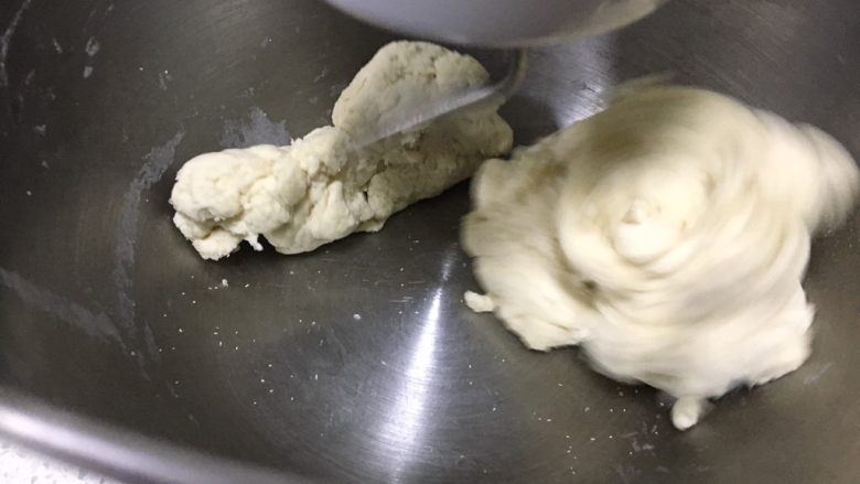 日式牛奶面包卷,把中种面团材料倒入厨师机面盆内,搅拌至面团光滑