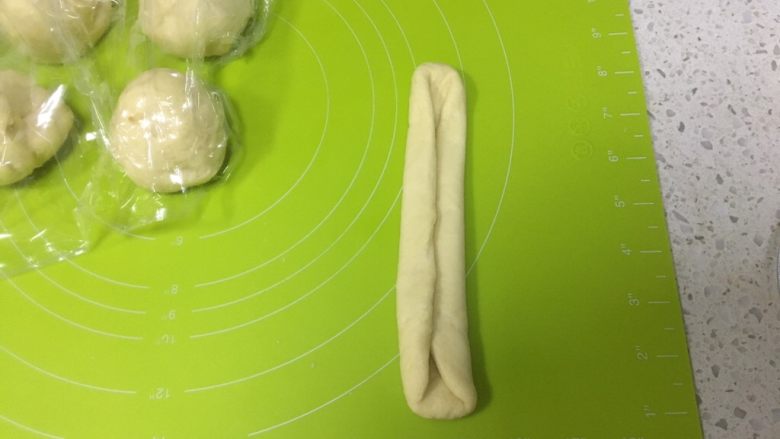 日式牛奶面包卷,往中间对折,压一下