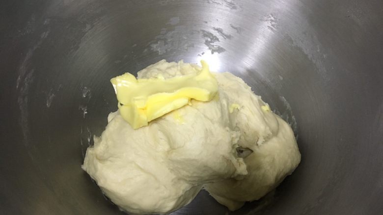 日式牛奶面包卷,面团到扩展阶段(可以拉出厚膜,会破),加入软化的黄油,继续揉面