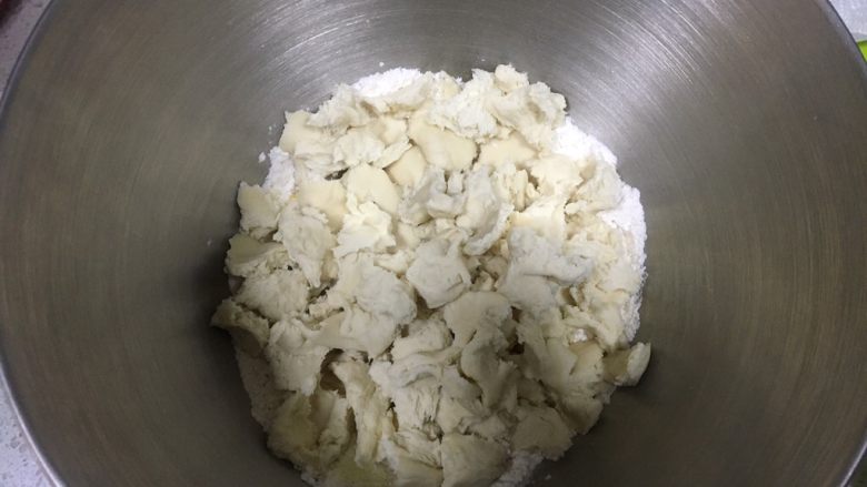 日式牛奶面包卷,把中种面团撕小块也同样加入,开启厨师机揉面