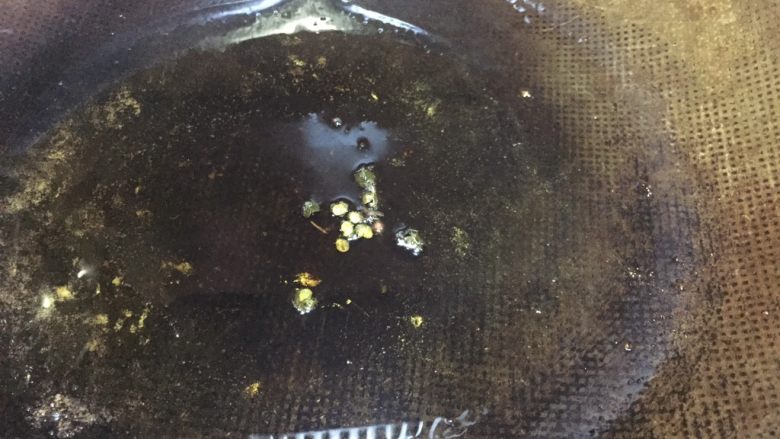 鱼香蚂蚁茄条,一切准备就绪,热锅倒入菜油