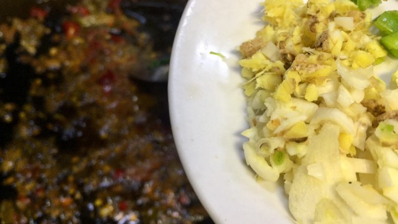 鱼香蚂蚁茄条,炒出红油后放入姜蒜末,稍炒下