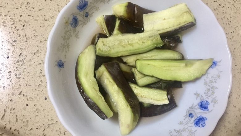 鱼香蚂蚁茄条,取出微波炉加热了6分钟的茄子,茄子已经很软耙了