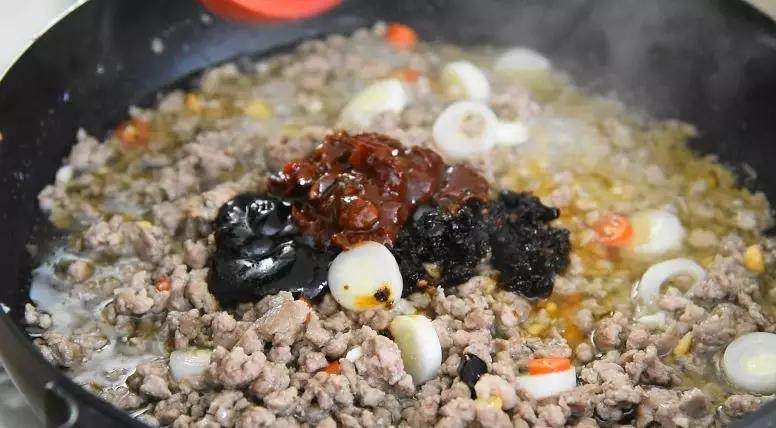 完美!比老干妈还要好吃的——牛肉酱,再倒入甜面酱、豆豉、豆瓣酱、辣椒粉,翻炒均匀