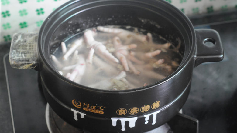 红烧鸡爪,锅中放入足量冷水,放入鸡爪,调入<a style='color:red;display:inline-block;' href='/shicai/ 718'>料酒</a>,大火煮开至浮沫溢出