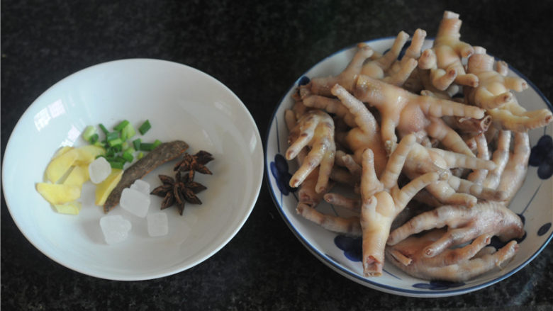 红烧鸡爪,将鸡爪捞出来,控干水,或者用厨房纸巾搽干备用