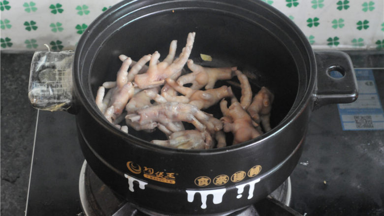 红烧鸡爪,倒入鸡爪,翻炒几下